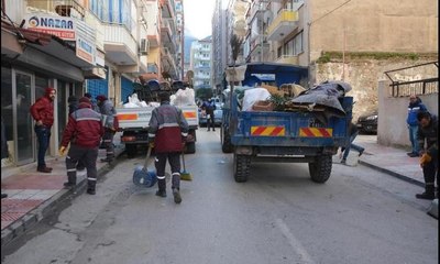 Evden 2 römork dolusu çöp çıktı