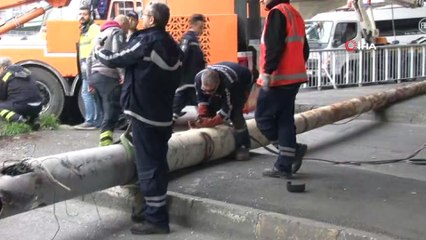 Aksaray'da yoldan çıkan otobüs, tramvay yoluna girdi