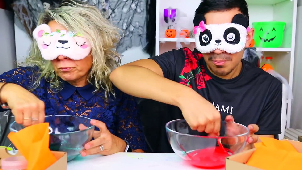 SLIME D'HALLOWEEN À L'AVEUGLE AVEC MA MAMAN !! JustJonathan