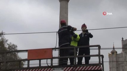 Télécharger la video: Aksaray'da Yoldan Çıkan Otobüs, Elektrik Direğine Çarptı