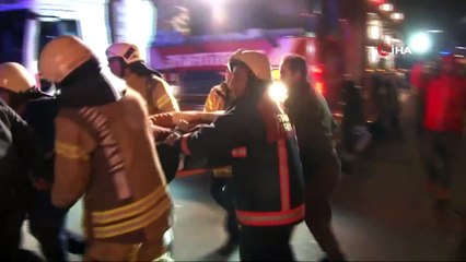 Mahmutbey'de Feci Kaza! Otomobil Tır ile Kamyon Arasında Kaldı: 1 Ölü, 2 Yaralı