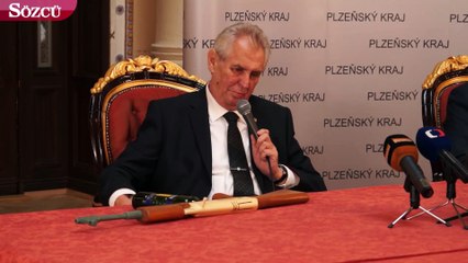 Çek lider tüfekle gazetecileri tehdit etti