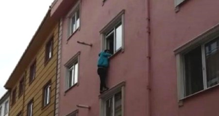 Sınava Yetişmek İsteyen Öğrenci, Pencereden Atlamak İstedi