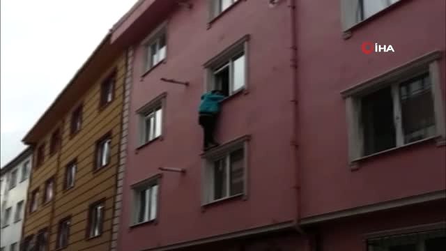 Ablasının Evde Kilitlediği Çocuk Pencerede Asılı Kaldı