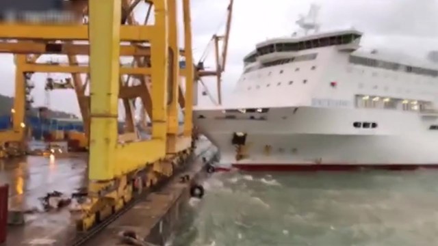 Un ferry percute une grue et provoque un incendie