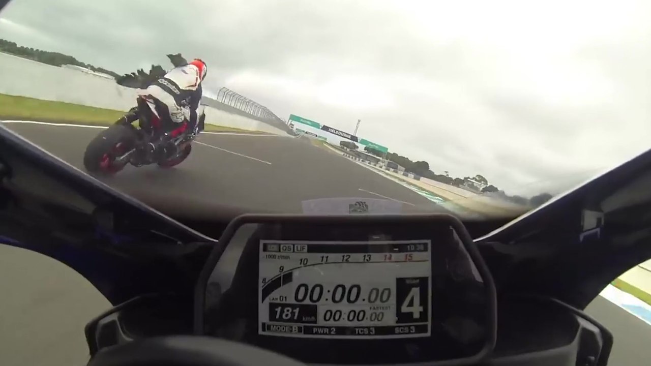 Un pilote de moto percute un oiseau alors qu'il roule à 180 km/h