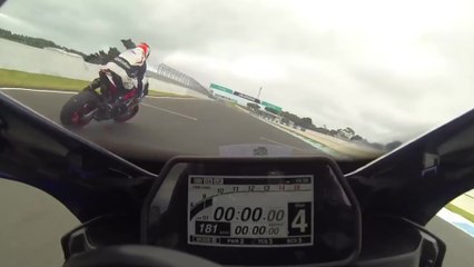 Un pilote de moto percute un oiseau alors qu'il roule à 180 km/h