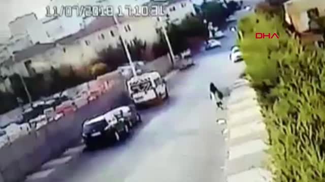 Dha İstanbul - Sultanbeyli'de Öğrenci Servisi ile Otomobil Çarpıştı 3 Yaralı