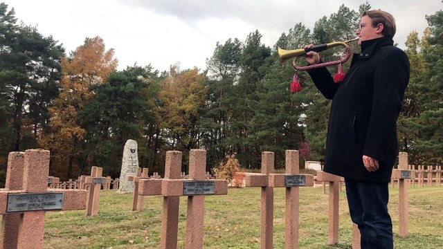 Clément Foissel, professeur de musique à Saint-Dié-des-Vosges joue la Sonnerie aux morts