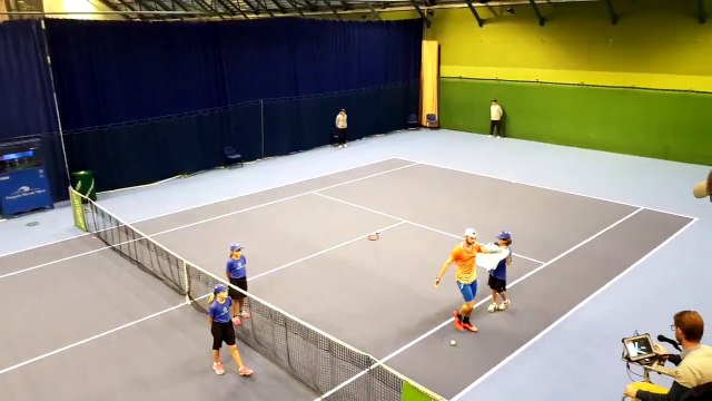Un joueur de tennis craque complètement après sa victoire