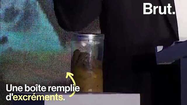 Bill Gates se présente avec un pot rempli d’excréments pour appeler à la révolution des toilettes