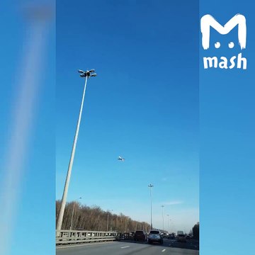 Un avion de ligne fait du surplace