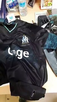 Il commande un maillot de l'OM et des chaussettes de taille