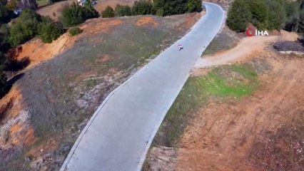 İlk kez drone gören kadın ağaçların arasına koşarak saklanmaya çalıştı