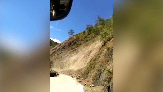 Da mucho miedo: autobús se salva de milagro en este derrumbe