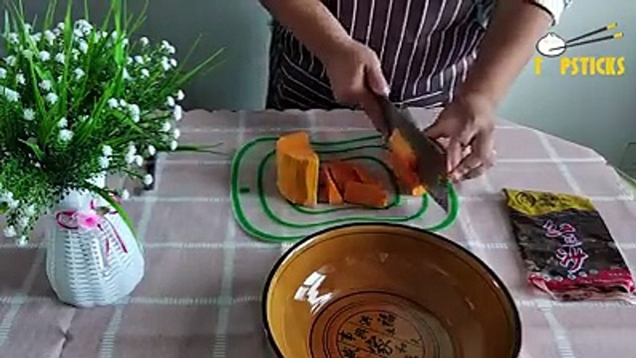 A healthy snack for all ages, golden pumpkin cakes are made from pumpkin, red bean paste, sugar, and glutinous rice flour.#VideofromChina #NoTakeouts