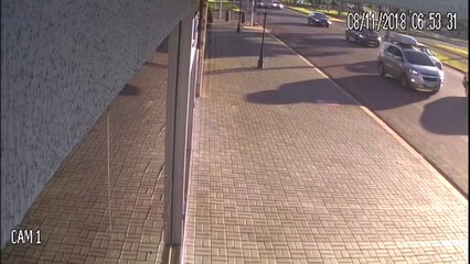 Batida entre carros é flagrada por câmeras de segurança