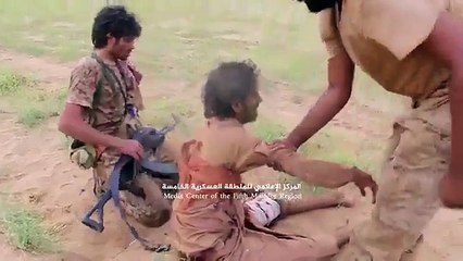 جنود الجيش اليمنى ينقذون جريحاً حوثياً استغاث بهم