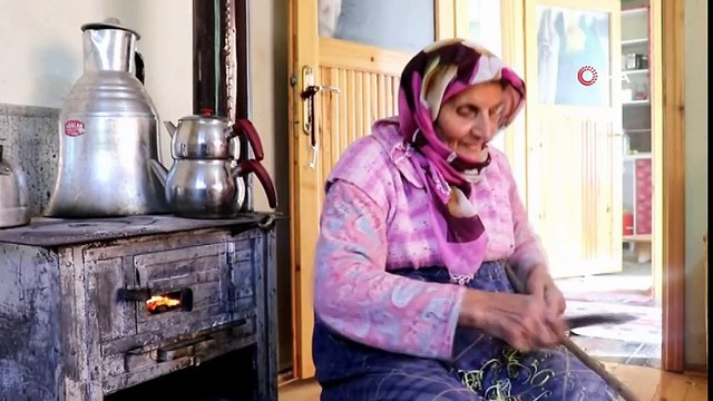 53 Yıldır Eşiyle Birlikte Külek Yaparak Geçimini Sağlıyor