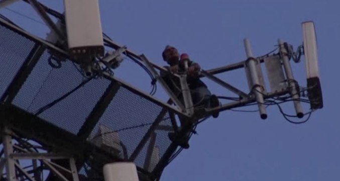 Sevgilisinden Ayrıldığı İçin İntihara Kalkışan Genç Adam, Arkadaşının Israrına Dayanamayıp Aşağı İndi