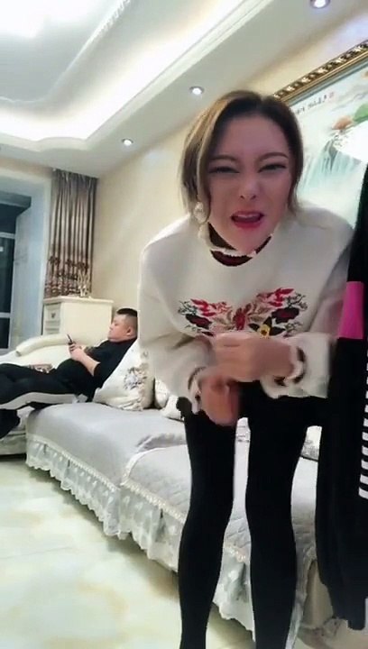 Une femme fait semblant de prendre un coup de jus