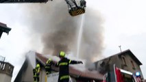 En vidéo, l'explosion pendant le violent incendie qui ravage un garage