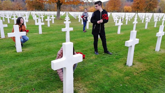 Les élèves du lycée Lapicque plantent 5000 coquelicots en feutre au cimetière américain d'Epinal
