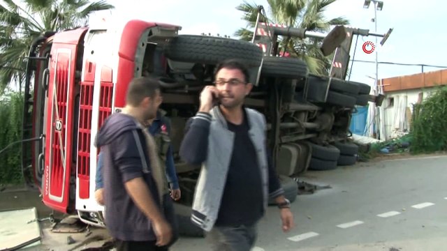 6 tonluk vinç tenis kortuna devrildi: 1 yaralı