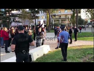 Report Tv-Një grup të rinjsh zhvilluan një protestë kundër kryeministrit Rama në Lezhë