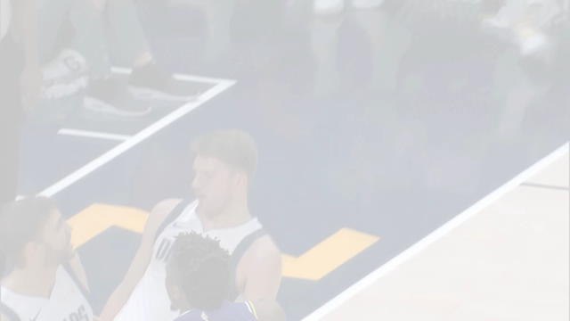 لقطة: ان بي آي: ميتشل نجمُ جاز يدكّ سلّة مافريكس برميات ساحقة مهولة