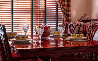 5 Dining Etiquette Rules You're Breaking