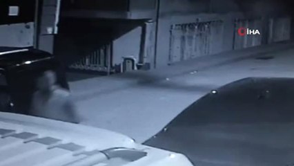 O Anlar Kamerada... Park Halindeki Otomobili Önce Tekmeledi, Sonra Tabancayla Kurşun Yağdırdı