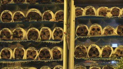 Calaveras humanas que ayudan a resolver problemas en Bolivia