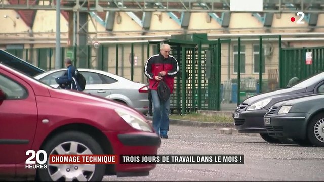 Des employés au chômage technique dans une usine Peugeot