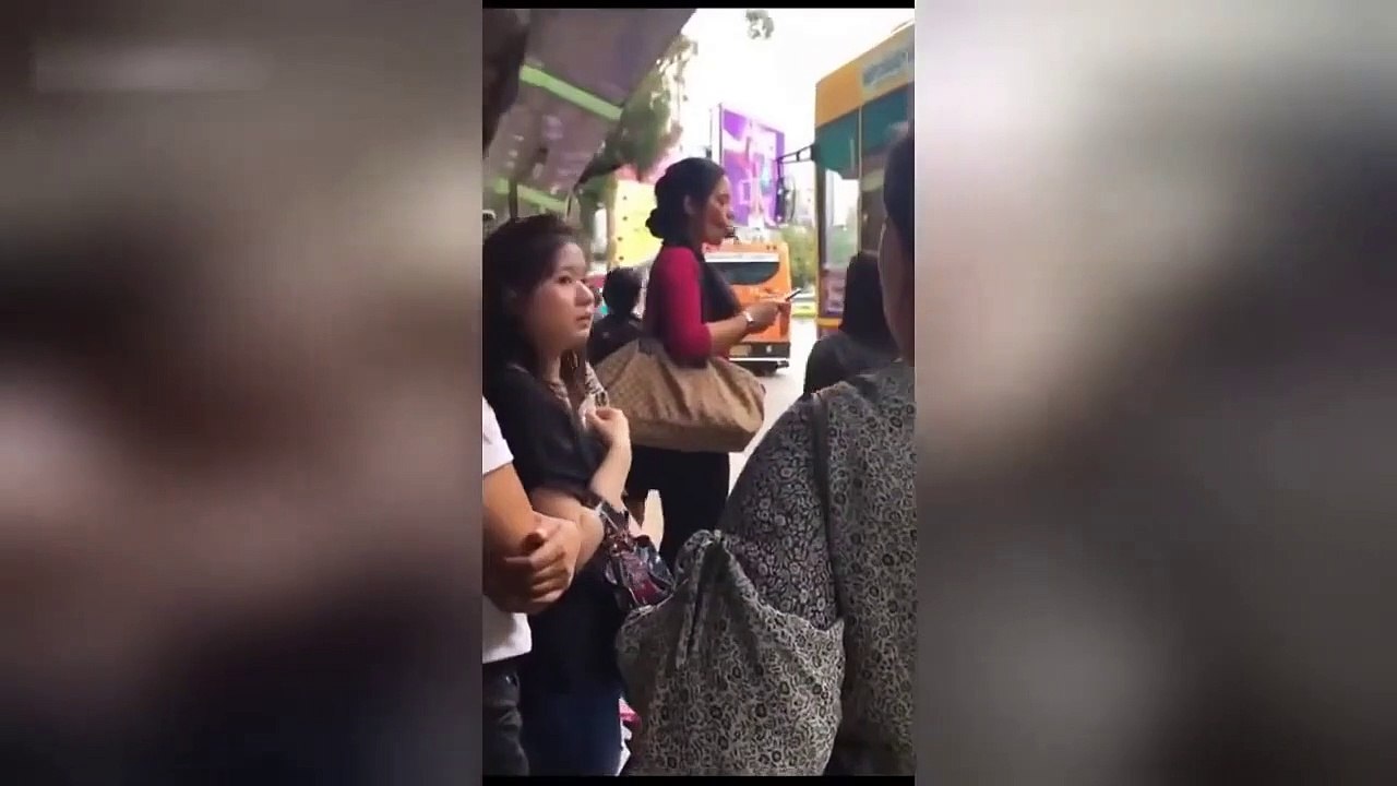 Cette femme se muscle la bouche à un arret de bus... Tellement bizarre
