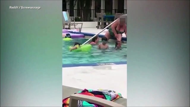 Cette femme se rase les jambes dans la piscine de l'hotel... Dégouttant