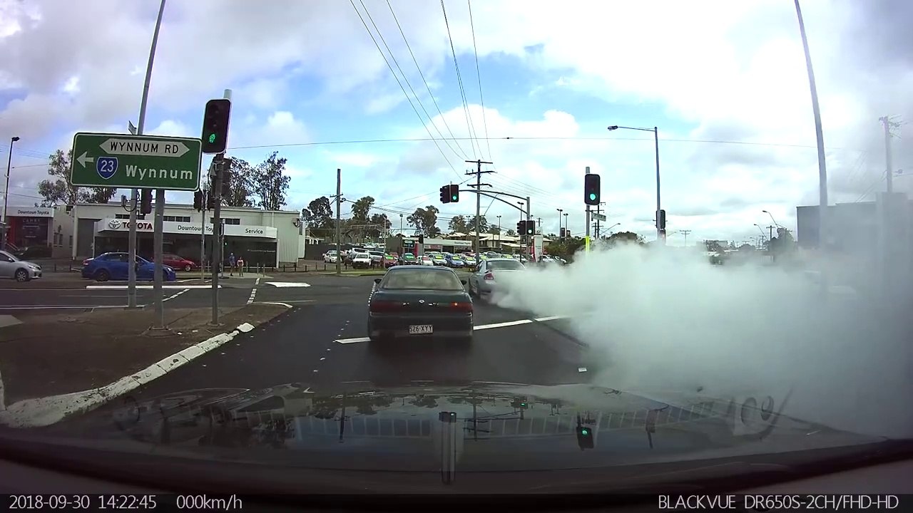 Un conducteur un peu trop pressé à un feu rouge