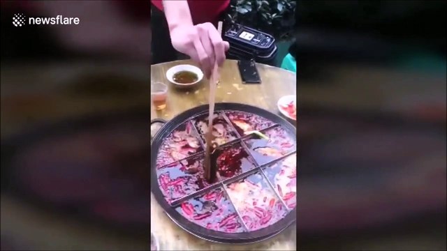 Ils vont trouver une souris dans le plat qu'ils étaient sur le point de manger au restaurant