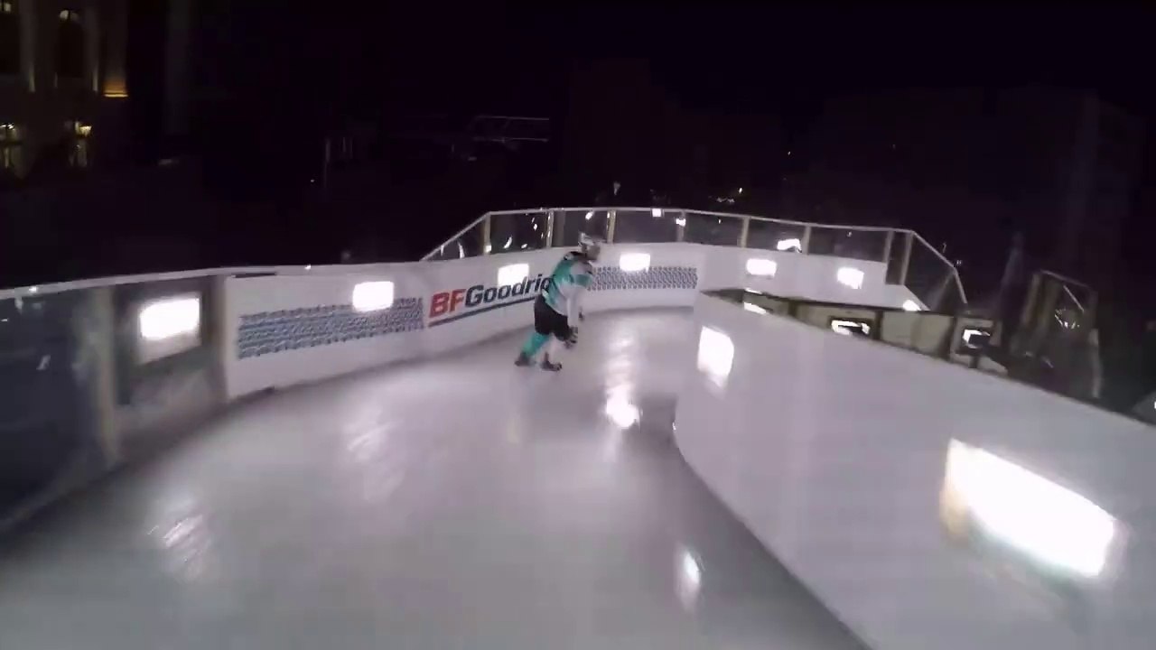 Il chute lourdement et se brise le coccyx lors d'une course de patinage