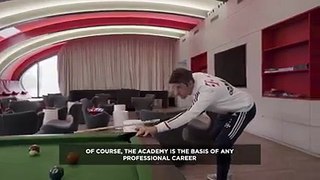 WERBUNGIch habe mit adidas Fussball den neuen FC Bayern München Campus besucht, ein paar Nachwuchsspieler getroffen und mich an meine Zeit als Jungspund erinn