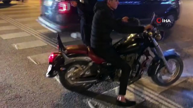 Polisten gece yarısı abartı egzozlu ve ‘drift’ yapan araç sürücülerine şok denetim