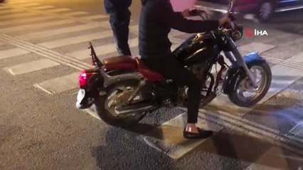 Polisten Gece Yarısı Abartı Egzozlu ve 'Drift' Yapan Araç Sürücülerine Şok Denetim