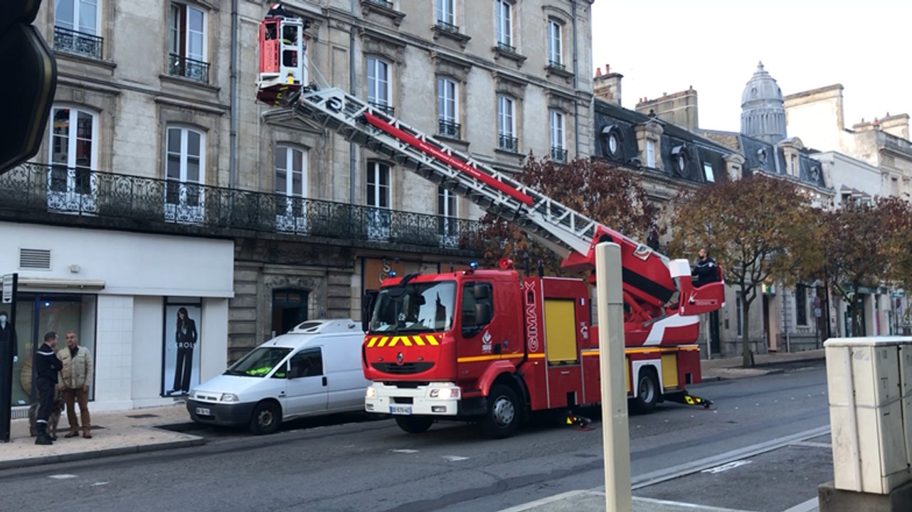 Fuite d’eau dans un immeuble : les pompiers sortent la grande échelle