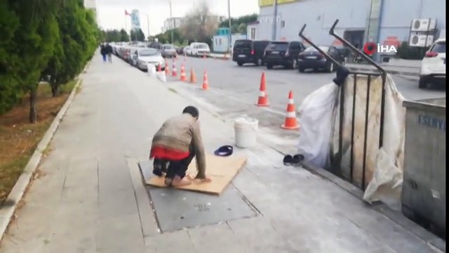 Kağıt Toplayan Suriyeli Çocuk, İşini Bırakıp Karton Kağıt Üzerinde Namaz Kıldı