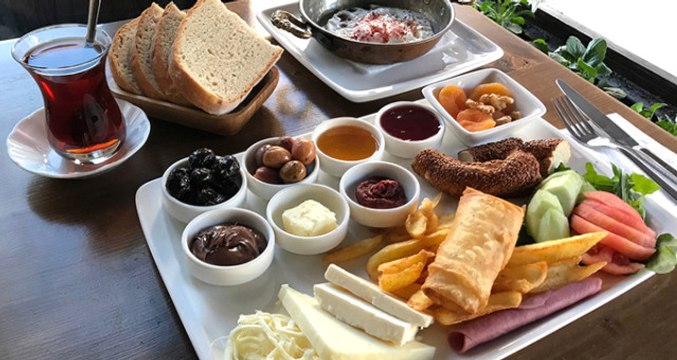 İstanbul'da Bir Kahvaltıya Ödenen 427 TL, Sosyal Medyayı İkiye Böldü