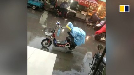 Boy uses his body to protect mum’s bike seat