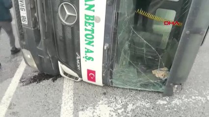 İstanbul- Sultangazi'de Beton Mikseri Devrildi