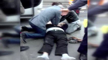 İstanbul-Özel)metrobüs Durağında Kalp Krizi Geçiren Vatandaşı Hayatta Tutma Mücadelesi Kamerada