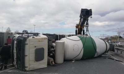 Sultangazi'de beton mikseri devrildi