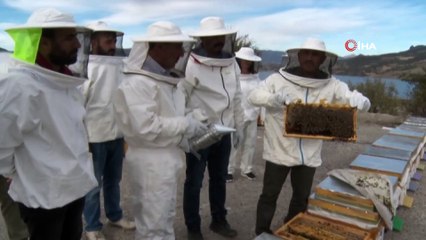 Vali, arıcı kıyafeti giydi, arılı kovanları genç çiftçilere verdi